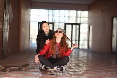 Genç hippi kız bir kaykay sürme. Kızlar kız f