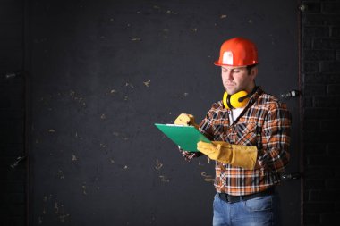 Koruyucu bir kask içinde erkek mimar Oluşturucu