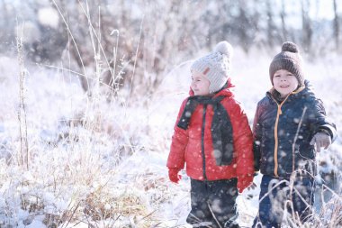 Çocuklar parkta ilk kar yürümek
