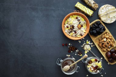 Sağlıklı kahvaltı. Süt lügatli tahıllardan Müsli.