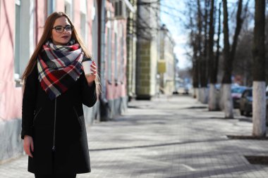 Güneşli havalarda bir yürüyüşte kız