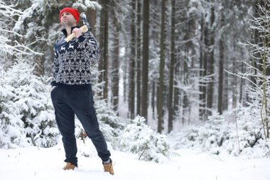 Ormanda bir adam. Genç adam kütüğe gitti..