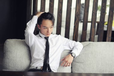 Genç Asyalı işadamı bir kafede bir ortak için bekliyor. Bu