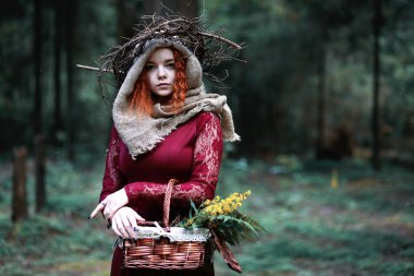 Kızıl saçlı cadı bir ritüel bir kristal top ile tutar