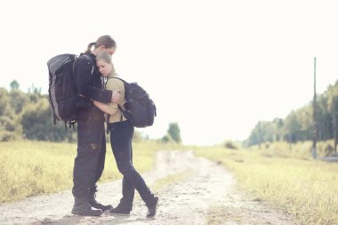 Bir sırt çantası ile yürüyerek seyahat