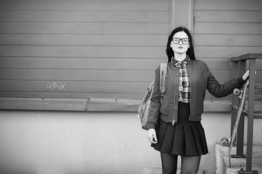 Genç hippi kız bir kaykay sürme. Kızlar kız f