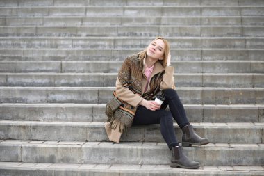 Kahve içme City tatlı bir sarışın