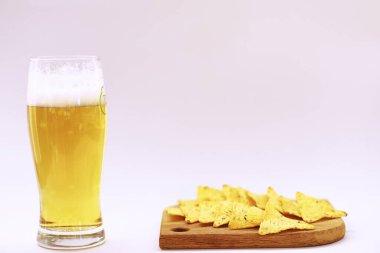 Kitaplar vintage ve light bira kupa yığını