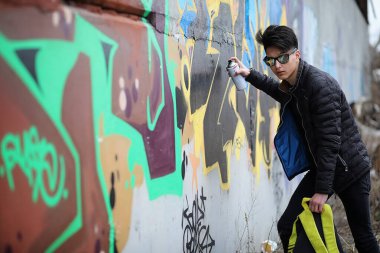 Asya genç adam kameraya poz sokakta