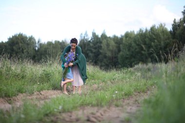 Anne ve kızı yolda yürüyor.