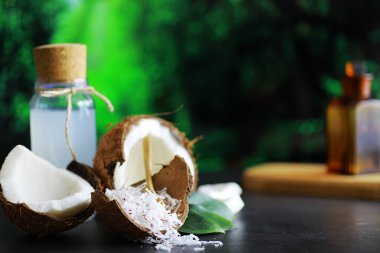 Koyu renkli bir masada hindistan cevizi. Hindistan cevizi yağı..