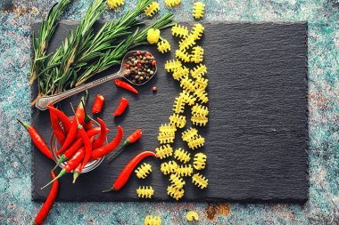 Taş zeminde pişmemiş makarna. Baharat ve baharatlarla