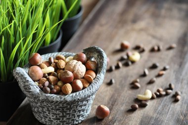 ahşap bir masa üzerinde lezzetli fındık