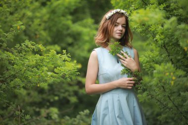 Yeşil Park mavi elbiseli kız