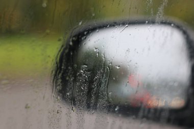 yan ayna yağmur altında