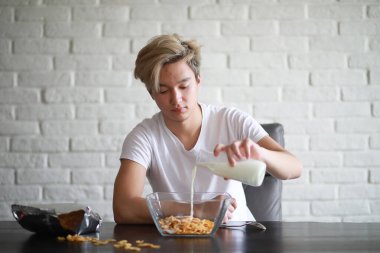 Kahvaltıda sütlü Mısır gevreği