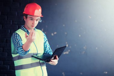 Kask ve inşaat koruyucu yelek Asyalı adam