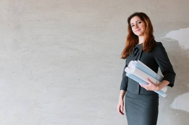 çizimler ve Not ile inşaat sahasında kadın mimar