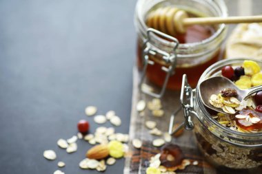 Sağlıklı kahvaltı. Süt lügatli tahıllardan Müsli.