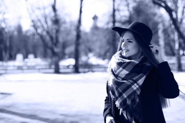 Bir genç kızın bir yolda siyah ve beyaz fotoğraf