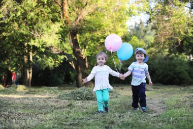Küçük çocuk bir parkta yürüyüş