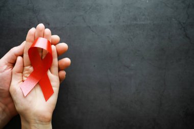 İnsan immün yetmezlik virüs hastalığının sembolü. Kırmızı kurdele. Bir o
