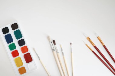 Beyaz bir kağıt üzerine resimler çizmek.