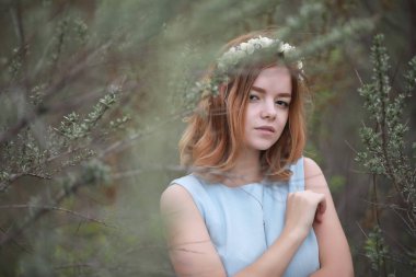 Yeşil Park mavi elbiseli kız