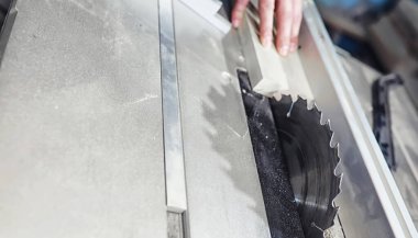 Araçları ve süreç içinde elektrikli testere ile atölye çalışması