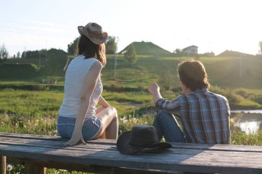 Hoş bir çift tarafından kırsal bir yolda