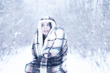 Güzel kızı güzel kış kar