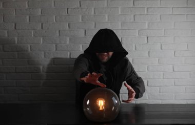 Bir fortune teller top olan bir adam