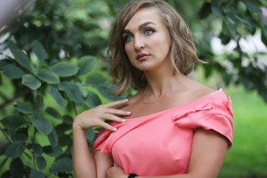 Yaz parkta güzel bir kız