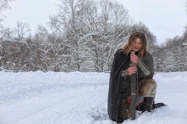 Defender'ı posta zırh genç savaşçı
