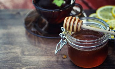 Çay limon ve nane doğada. Bir fincan sıcak nane çayı ile le