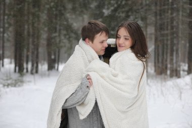 aşıklar bir tarihte kış öğleden sonra kar kar fırtınası çifti