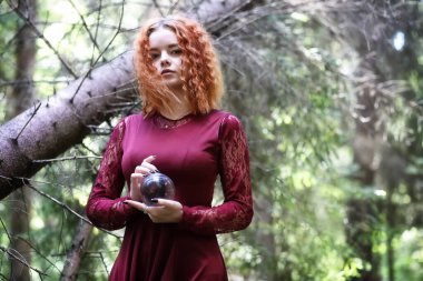 Cadı bir ritüel küre tutan