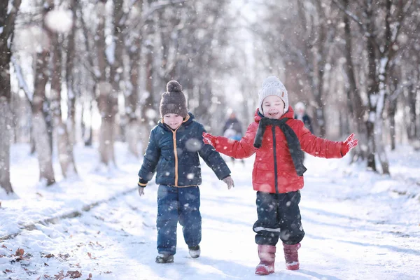 Çocuklar parkta ilk kar yürümek — Stok fotoğraf