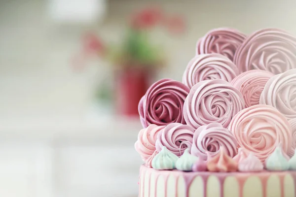 Frumos biscuit de tort festiv cu diferite creme — Fotografie, imagine de stoc