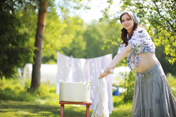 Kobieta Ciąży Wieszanie Prania Ubrania Linie Suszenia — Zdjęcie stockowe