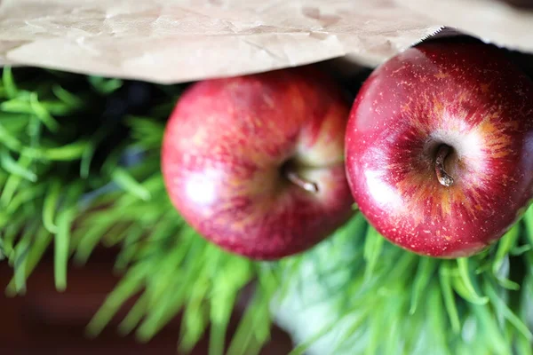 Maçã fresca vermelha em uma mesa de madeira — Fotografia de Stock