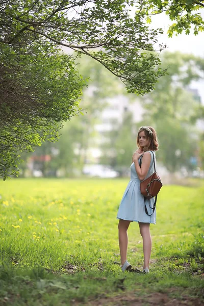 Lány a zöld parkban kék ruha — Stock Fotó
