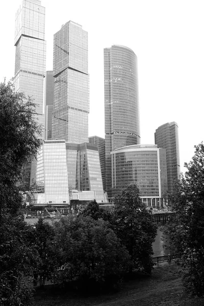 Centro de negocios con rascacielos altos — Foto de Stock