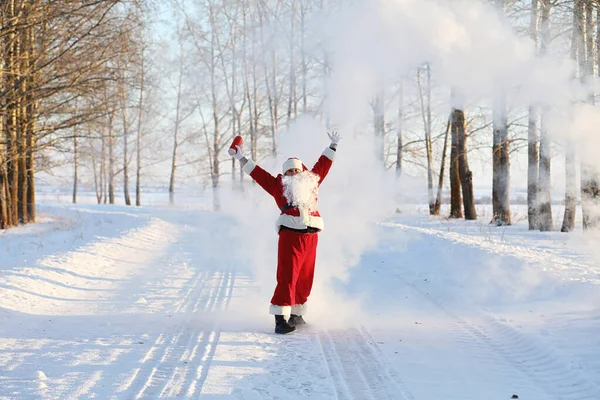 Pai Natal no campo de inverno. Santa névoa mágica está andando ao longo do th — Fotografia de Stock