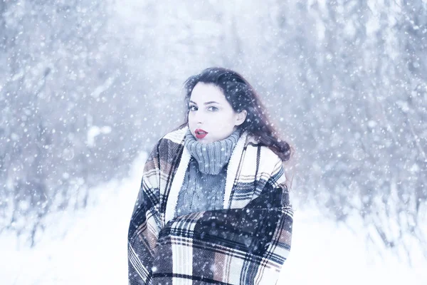 Belle fille dans une belle neige d'hiver — Photo