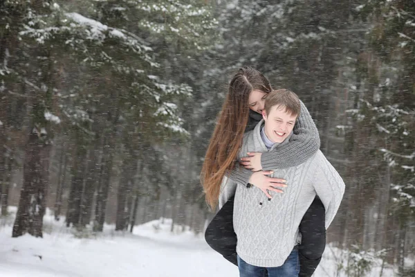 Dvojice milenců v den zimního odpoledne ve sněhové vánici — Stock fotografie