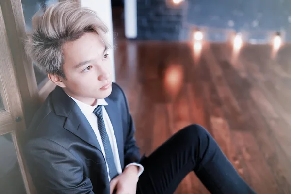 Jovem empresário asiático em camisa branca e gravata — Fotografia de Stock