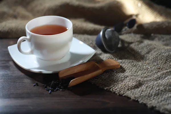Заваренный чай на столе — стоковое фото