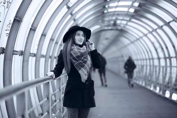 Menina adulta jovem no túnel arquitetônico — Fotografia de Stock