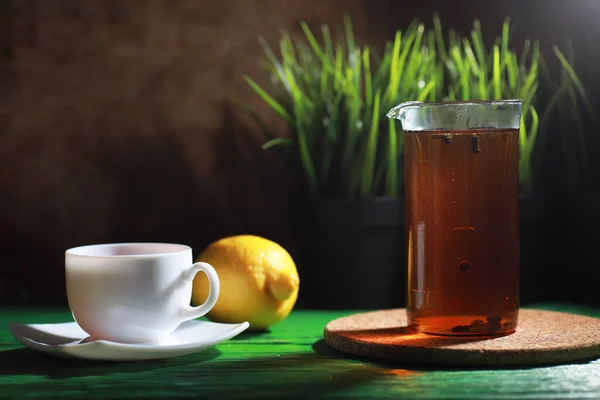 Brewing tea on a wooden table — Stock Photo, Image